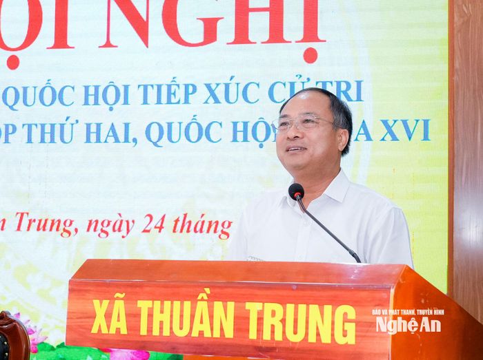 Giám đốc Sở Nội vụ Nguyễn Viết Hưng trao đổi, trả lời các ý kiến, kiến nghị của cử tri. Ảnh: Phạm Bằng
