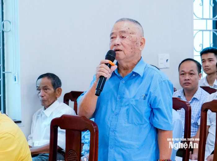 Cử tri xã Thuần Trung trình bày ý kiến, kiến nghị đến các đại biểu Quốc hội. Ảnh: Phạm Bằng