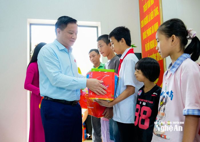 Bí thư Tỉnh ủy, Trưởng Đoàn ĐBQH tỉnh Nguyễn Khắc Thận tặng quà Tết Trung thu đến các cháu thiếu niên, nhi đồng có hoàn cảnh khó khăn trên địa bàn xã Thuần Trung. Ảnh: Phạm Bằng