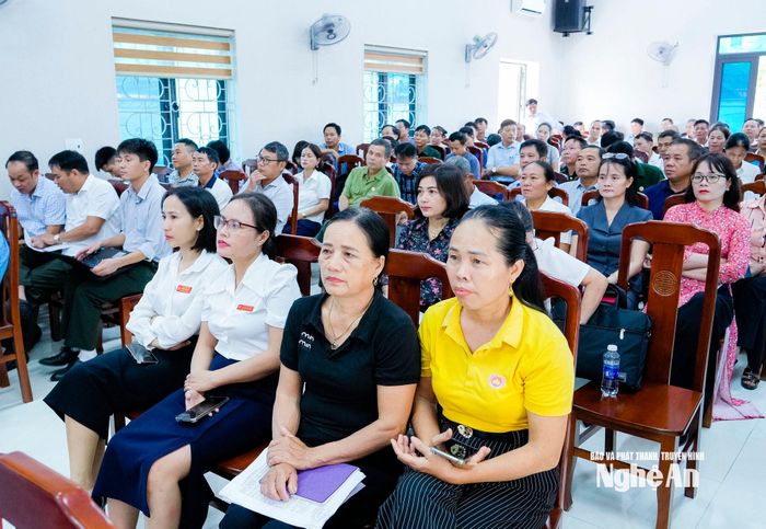 Cử tri xã Thuần Trung tham dự hội nghị. Ảnh: Phạm Bằng
