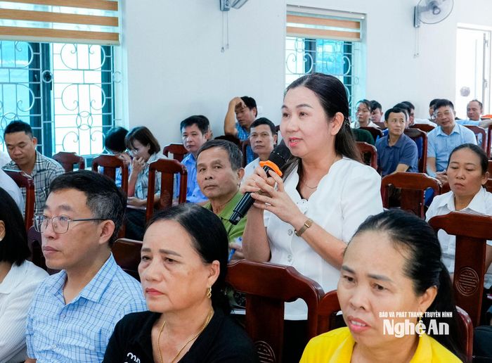 Cử tri xã Thuần Trung trình bày ý kiến, kiến nghị đến các đại biểu Quốc hội. Ảnh: Phạm Bằng