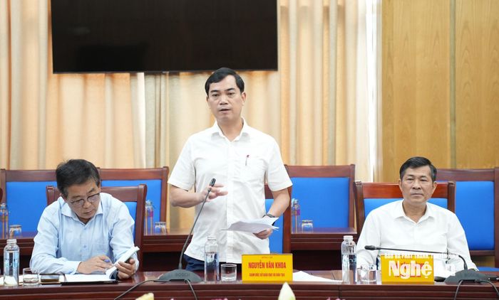 Đồng chí Nguyễn Văn Khoa - Ủy viên Ban Chấp hành Đảng bộ tỉnh, Giám đốc Sở GD&ĐT báo cáo triển khai nhiệm vụ năm học 2026 - 2027 của tỉnh Nghệ An. Ảnh: Nguyễn Toàn