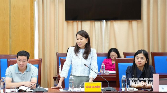 Phó Giám đốc Sở Tài chính Đậu Thị Minh Loan tham gia ý kiến về bố trí ngân sách cho giáo dục và đào tạo. Ảnh: Nguyễn Toàn