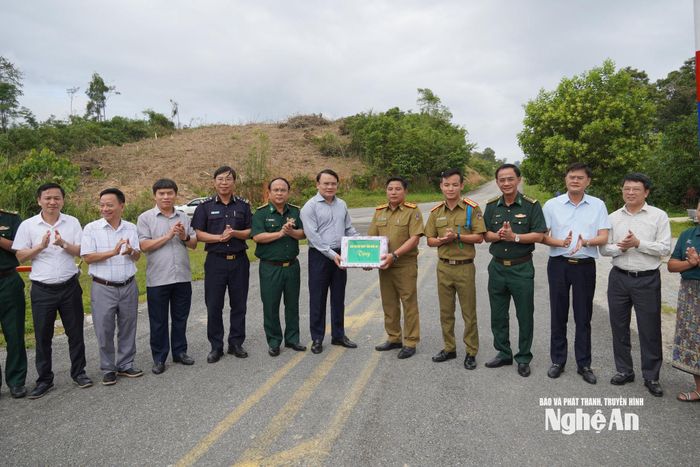 Đoàn công tác tặng quà lực lượng bảo vệ biên giới của nước bạn Lào. Ảnh: Hải Thượng
