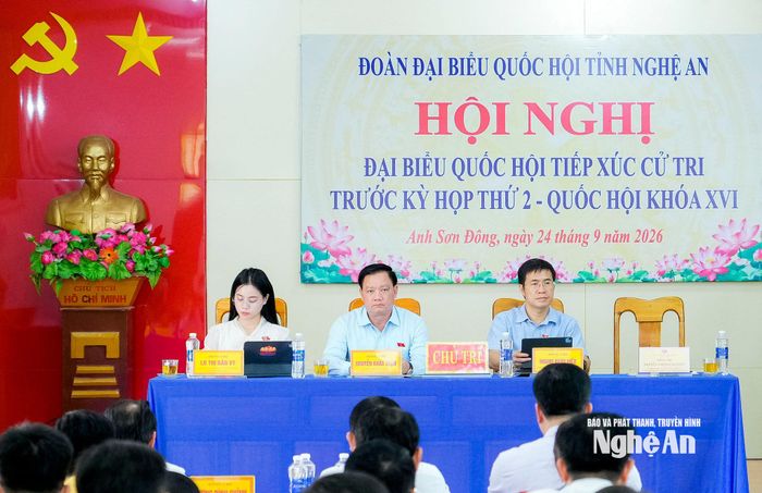 Các đại biểu Quốc hội đoàn Nghệ An tiếp xúc cử tri xã Anh Sơn Đông. Ảnh: Phạm Bằng