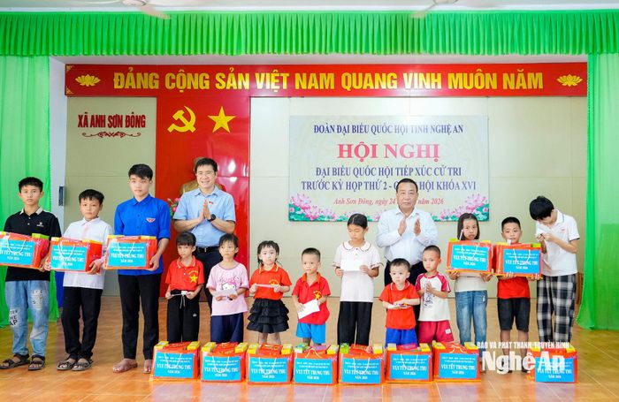 Lãnh đạo HĐND tỉnh và đại biểu Quốc hội tặng quà Tết Trung thu đến các cháu thiếu niên, nhi đồng có hoàn cảnh khó khăn trên địa bàn xã Anh Sơn Đông. Ảnh: Phạm Bằng
