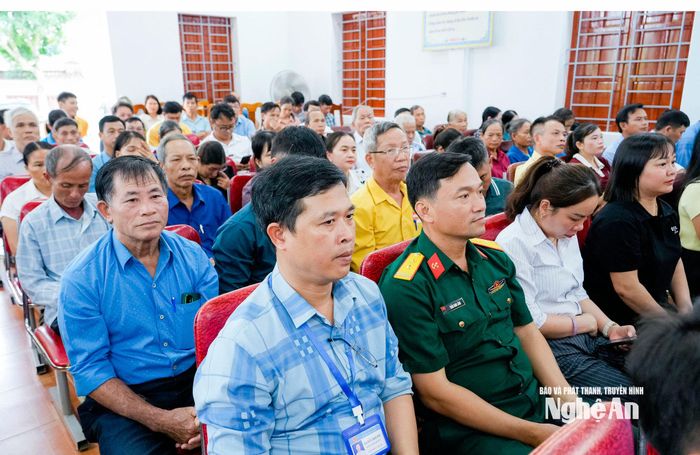 Cử tri xã Anh Sơn Đông tham dự hội nghị. Ảnh: Phạm Bằng