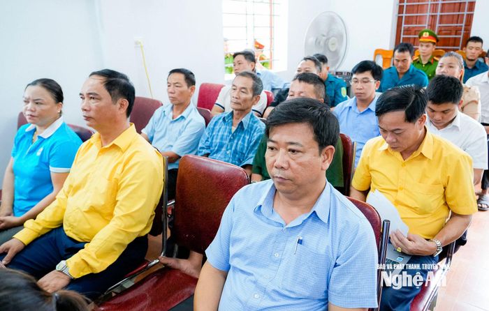 Cử tri xã Anh Sơn Đông tham dự hội nghị. Ảnh: Phạm Bằng