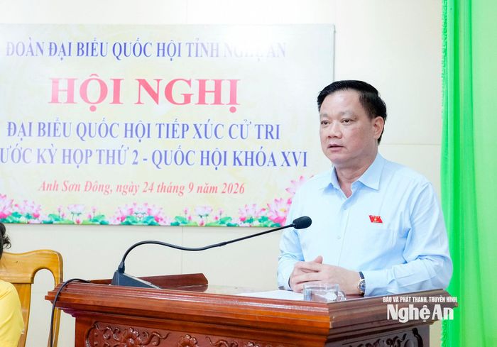 Bí thư Tỉnh ủy, Trưởng Đoàn ĐBQH tỉnh Nguyễn Khắc Thận phát biểu tiếp thu, giải trình, trao đổi kiến nghị của cử tri. Ảnh: Phạm Bằng