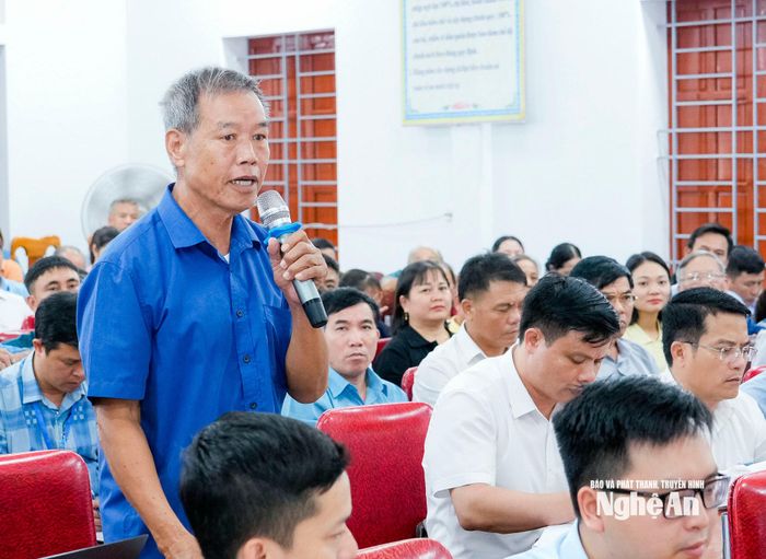 Cử tri xã Anh Sơn Đông trình bày ý kiến, kiến nghị đến các đại biểu Quốc hội. Ảnh: Phạm Bằng