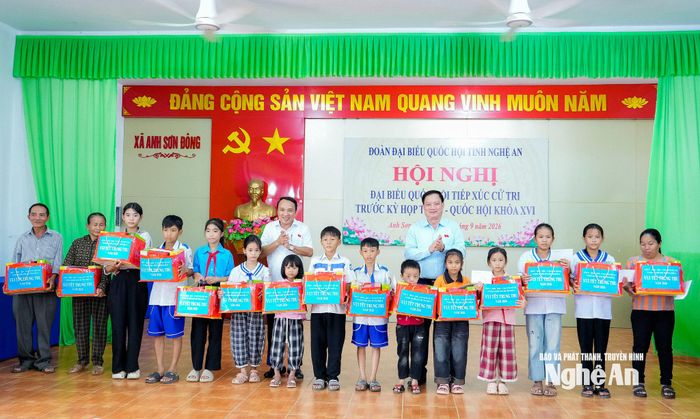 Bí thư Tỉnh ủy, Trưởng Đoàn ĐBQH tỉnh Nguyễn Khắc Thận tặng quà Tết Trung thu đến các cháu thiếu niên, nhi đồng có hoàn cảnh khó khăn trên địa bàn xã Anh Sơn Đông. Ảnh: Phạm Bằng