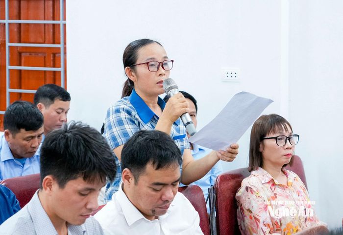 Cử tri xã Anh Sơn Đông trình bày ý kiến, kiến nghị đến các đại biểu Quốc hội. Ảnh: Phạm Bằng