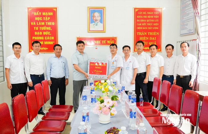 Đoàn công tác tặng quà cho Bệnh viện Đa khoa Quỳnh Lưu Ảnh: T.L