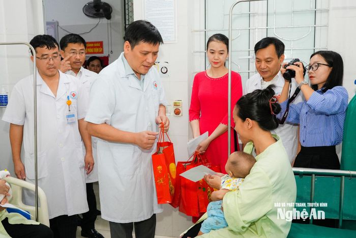 Phó Bí thư Tỉnh ủy Nguyễn Thanh Bình và đoàn công tác thăm hỏi, tặng quà các bệnh nhi đang điều trị tại Bệnh viện Đa khoa Quỳnh Lưu. Ảnh: T.L