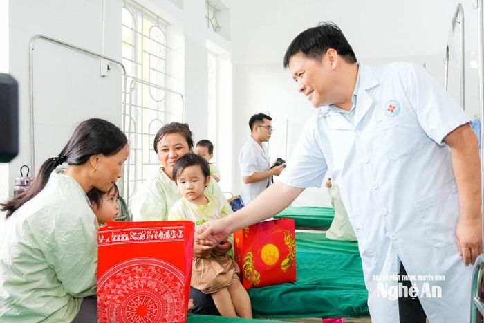Phó Bí thư Tỉnh ủy Nguyễn Thanh Bình thăm hỏi, tặng quà các bệnh nhi đang điều trị tại Bệnh viện Đa khoa Quỳnh Lưu. Ảnh: T.L