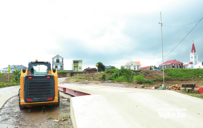 Hệ thống trạm cân và camera giám sát tại bến cát của Công ty TNHH Hồng Long Nam Đàn tại xã Kim Liên. Ảnh: Thành Duy