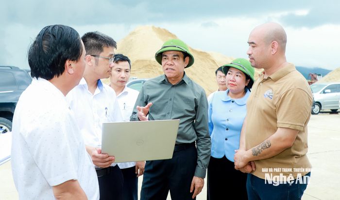 Chủ tịch UBND tỉnh trao đổi với lãnh đạo các sở, ngành, địa phương và chủ mỏ tại bến cát của Công ty TNHH Hồng Long Nam Đàn tại xã Kim Liên. Ảnh: Thành Duy