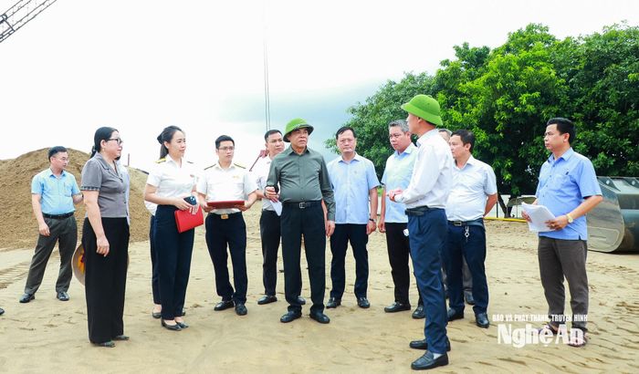 Chủ tịch UBND tỉnh Võ Trọng Hải kiểm tra Hợp tác xã Vận tải Hưng Lam tại xã Hưng Nguyên Nam. Ảnh: Thành Duy