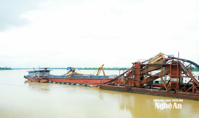 Tàu khai thác cát trên sông Lam của Hợp tác xã Vận tải Hưng Lam tại xã Hưng Nguyên Nam. Ảnh: Thành Duy