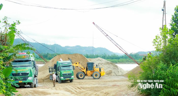 Bến cát của Hợp tác xã Lam Sơn Đại Thành trên địa bàn các xã Thiên Nhẫn, Vạn An. Ảnh: Thành Duy