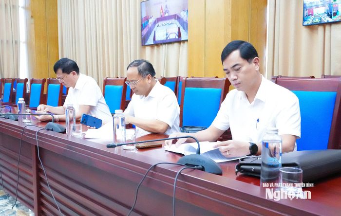 Lãnh đạo các sở, ngành tỉnh Nghệ An tham dự cuộc họp. Ảnh: Mai Hoa