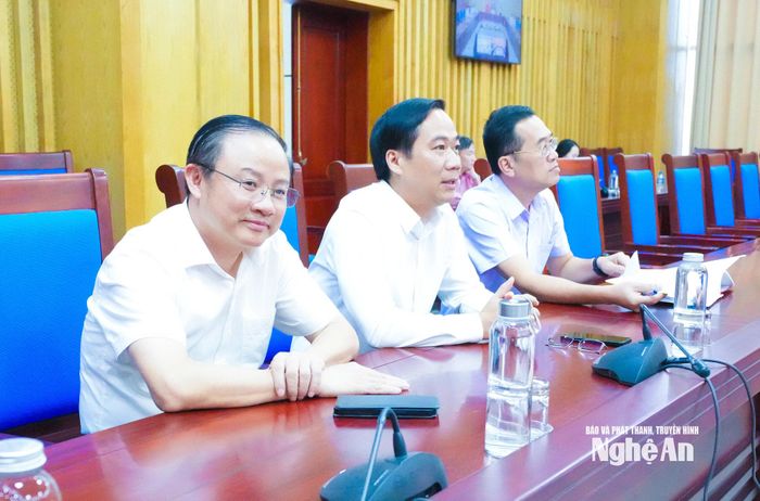 Lãnh đạo các cơ sở giáo dục ở Nghệ An tham dự cuộc họp. Ảnh: Mai Hoa