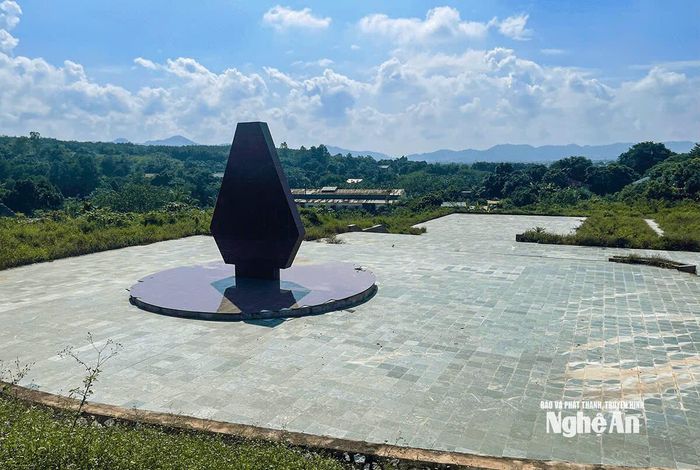 Quảng trường Khu tưởng niệm Bác Hồ về thăm Nông trường Đông Hiếu đang trong tình trạng dở dang. Ảnh: Tiến Đông