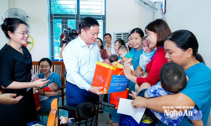 Đồng chí Nguyễn Khắc Thận - Ủy viên Trung ương Đảng, Bí thư Tỉnh ủy, Trưởng Đoàn ĐBQH tỉnh tặng quà cho các cháu đang được chăm sóc, nuôi dưỡng tại Trung tâm Công tác xã hội Nghệ An. Ảnh: Phạm Bằng