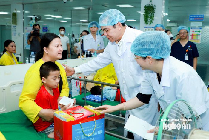 Chủ tịch UBND tỉnh Võ Trọng Hải tặng quà, thăm hỏi, động viên bệnh nhi và thân nhân. Ảnh: Thành Duy