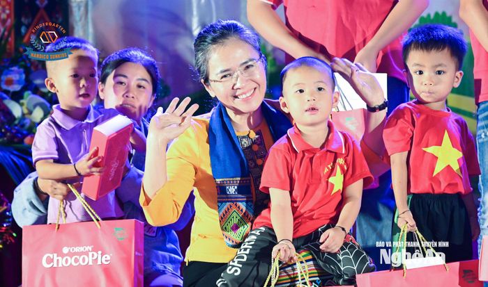 Phó Bí thư Tỉnh ủy chung vui "Đêm hội Trăng rằm" cùng trẻ em vùng cao xã Nga My. Ảnh: Thành Cường