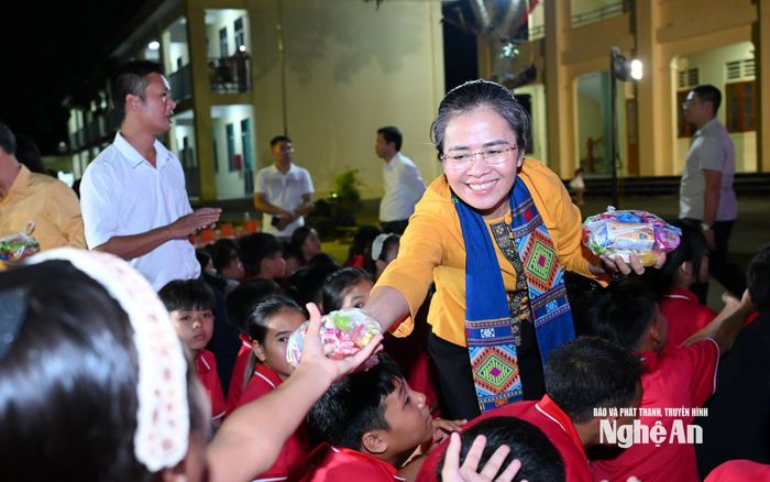 Phó Bí thư Tỉnh ủy vui chung phá cỗ "Đêm hội Trăng rằm" cùng trẻ em vùng cao Nga My. Ảnh: Thành Cường
