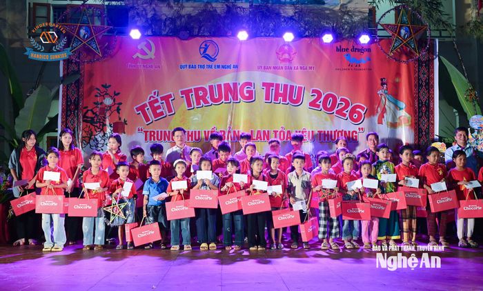 Các đồng chí lãnh đạo ban Đảng Tỉnh ủy và các sở, ban ngành tặng quà Trung thu cho các cháu thiếu niên, nhi đồng xã Nga My. Ảnh: Thành Cường