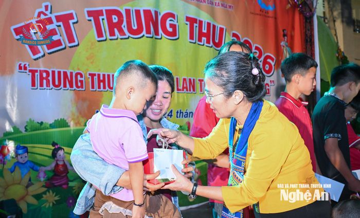 Phó Bí thư Tỉnh ủy Võ Thị Minh Sinh tặng quà các em nhỏ có hoàn cảnh khó khăn trên địa bàn xã Nga My. Ảnh: Thành Cường