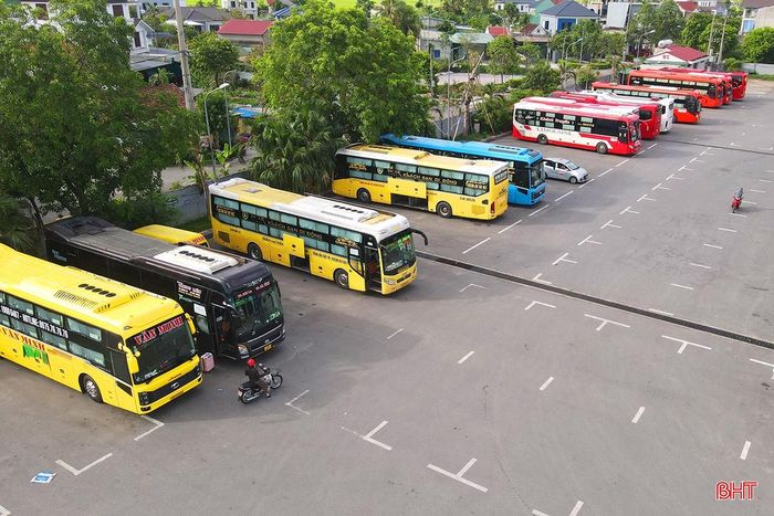 Xe khách của các nhà xe chạy tuyến cố định đỗ ở bến xe Hà Tĩnh.