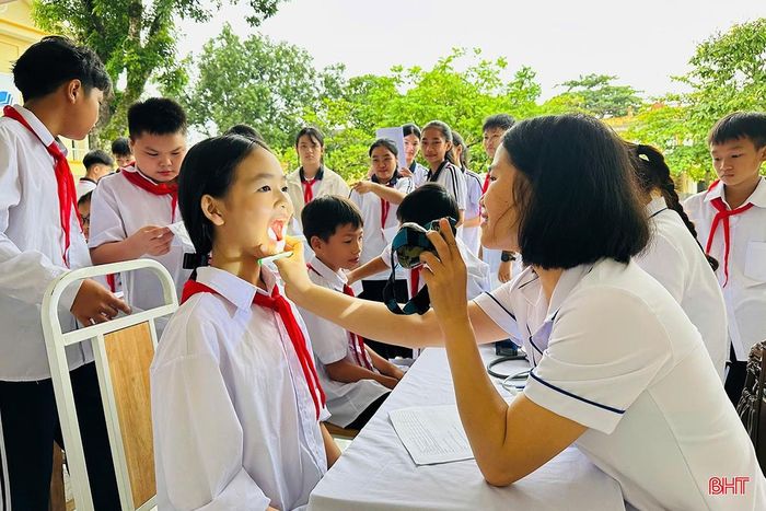 Học sinh sẽ được các y bác sĩ thăm khám kỹ lưỡng để phát hiện kịp thời các bệnh lý thường gặp.