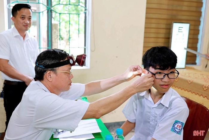 Trạm Y tế xã Cẩm Bình tổ chức khám sức khỏe cho trên 6.500 học sinh các cấp.
