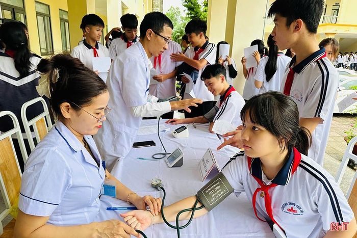 Nhân viên Trạm Y tế xã Sơn Tây đo các chỉ số sức khỏe cho học sinh.