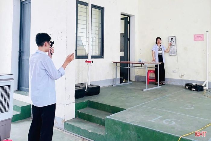 Các em học sinh được kiểm tra thị lực.