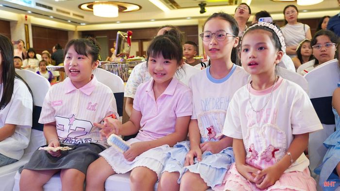 Nhìn ánh mắt chăm chú, những gương mặt ngạc nhiên sau mỗi màn ảo thuật, tôi cũng thấy vui theo.