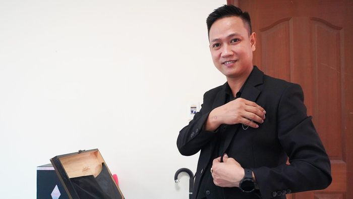 Tôi đến với ảo thuật ban đầu chỉ từ sự tò mò. Sau đó, tôi theo học các khóa đào tạo, bắt đầu từ những kỹ thuật cơ bản và kiên trì rèn luyện từng động tác. Càng tập, tôi càng muốn khám phá thêm những điều mới mẻ phía sau mỗi màn biến hóa. Đến nay, tôi đã có khoảng ba năm gắn bó với ảo thuật.