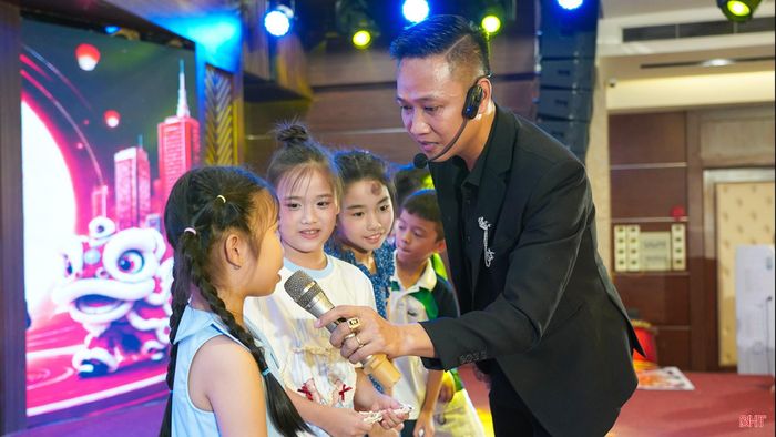Có những chương trình tôi tham gia miễn phí, nhất là các hoạt động cộng đồng, khi sắp xếp được thời gian. Tôi không đặt nặng chuyện biểu diễn phải mang lại thù lao, chỉ mong những màn ảo thuật của mình có thể mang đến thêm những khoảnh khắc vui vẻ, thư giãn cho mọi người.