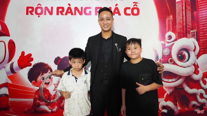 Công việc hành chính là nhịp sống thường ngày, còn ảo thuật là nơi tôi được thỏa sức với niềm đam mê. Điều ý nghĩa nhất mà bộ môn này mang lại là giúp tôi cân bằng công việc và cuộc sống, hơn hết là được nhìn thấy những nụ cười sảng khoái của mọi người sau mỗi màn biến hóa.