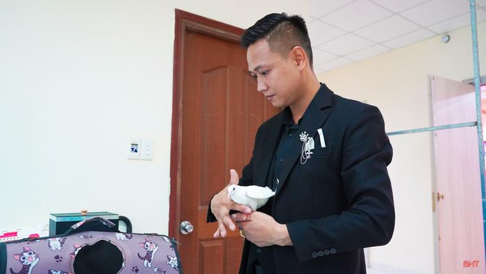 Nhưng khi hết giờ làm việc, tôi lại có một thế giới khác để trở về. Những tập hồ sơ được thay bằng những lá bài, đồng xu và các đạo cụ ảo thuật. Với tôi, đó là khoảng thời gian được sống trọn với sở thích.