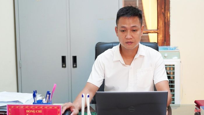 Tôi là Nguyễn Sơn Tùng, sinh năm 1988, hiện đang là chuyên viên Phòng Văn hoá - Xã hội, UBND phường Thành Sen. Công việc hằng ngày của tôi chủ yếu gắn với máy tính, hồ sơ, giấy tờ và những nhiệm vụ chuyên môn. Đó là những công việc quen thuộc, gắn bó với tôi mỗi ngày.