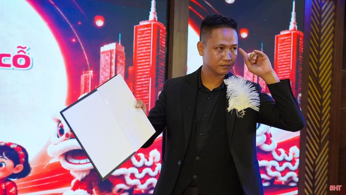 Đối với tôi, ảo thuật không chỉ cần kỹ năng, đạo cụ hay sự chuẩn bị kỹ lưỡng, mà còn đòi hỏi thần thái, ánh mắt, cử chỉ và sự tự tin khi biểu diễn. Tất cả phải kết hợp hài hòa để tạo nên sự bất ngờ, thích thú và cuốn hút khán giả.
