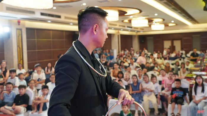 Khi bước lên sân khấu, tôi tạm gác lại công việc của một người công chức. Trước mắt tôi lúc ấy là những khán giả đang chờ đợi những điều bất ngờ. Còn tôi kể câu chuyện của mình bằng những chuyển động của đôi tay.