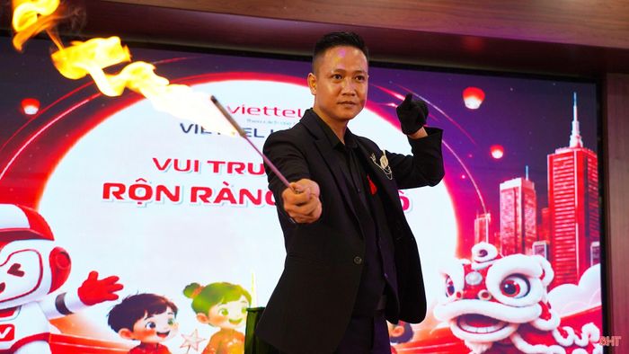 Có khi, một ngọn lửa bất ngờ xuất hiện ngay từ bàn tay, khiến người xem tròn mắt ngạc nhiên. Những khoảnh khắc ấy luôn mang đến cho tôi một cảm xúc rất khó tả.