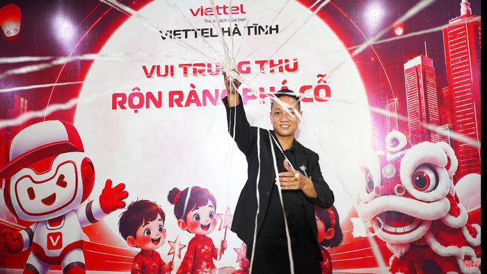 Từ những mảnh giấy vụn, tôi hoá thành hàng trăm sợi dây vô cùng đẹp mắt.