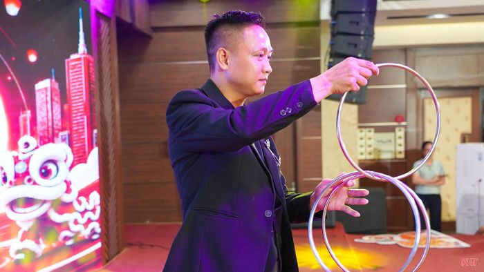 Chỉ một búng tay, những chiếc vòng tròn tự đan vào nhau rồi lại tách rời một cách đầy bí ẩn.