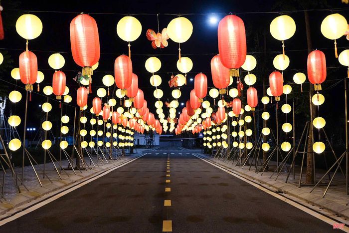 Con đường tràn ngập đèn lồng tại Khu đô thị Thạch Quý (phường Thành Sen),